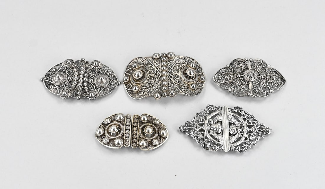 Lot of silver buckles, 2 calf buckles: Lot of silver buckles, 833/000, 4 contoured buckles made of filigree and decorated with buttons and a marquise-shaped buckle with floral decoration and putti heads. And 2 calf buckles. C. van Gelderen