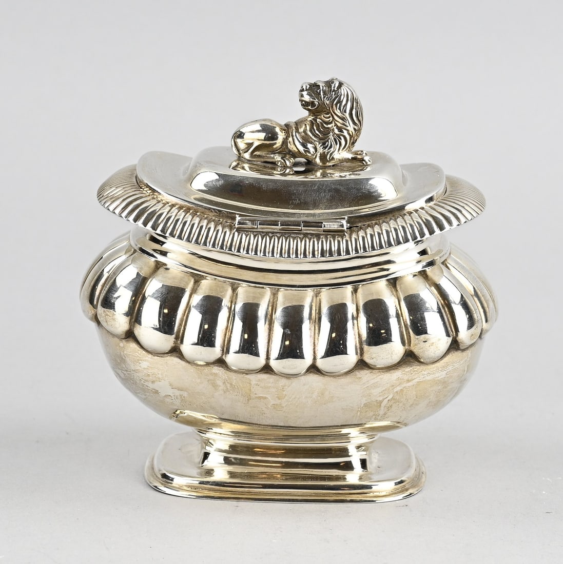 Silver tea box with lion - 2