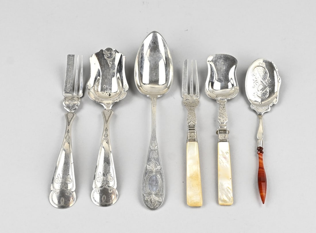 Lot of silver cutlery and ginger cutlery: Lot of silver cutlery, 833/000, a ginger set decorated with engraving, a ginger set with mother-of-pearl handles and silver decorated with engraving. A spoon with a contoured bowl attached to an