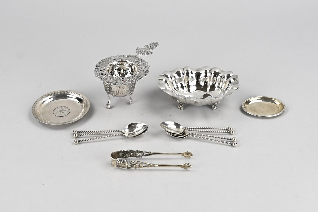 Lot of various silver: Lot of miscellaneous silver with a tea strainer with drip tray, MT.: H.Hooijkaas, Schoonhoven, dated:E:1939, 2 small bowls, a bonbon basket with scalloped rim, MT.: ZARAMELLA ARGENTI, Padova. And 7