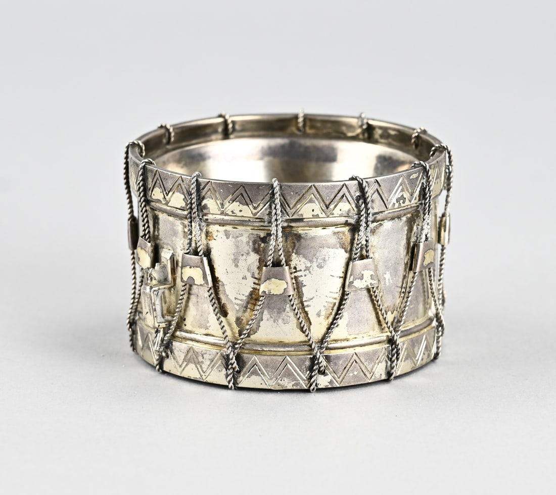 Silver caviar dish: Silver caviar dish, 88 zolotnik, in the shape of a drum with edges featuring a zigzag decoration. Decorated with twisted wire. The dish bears a Fabergé mark in Cyrillic. ø6.5x4.2cm. Approx. 180