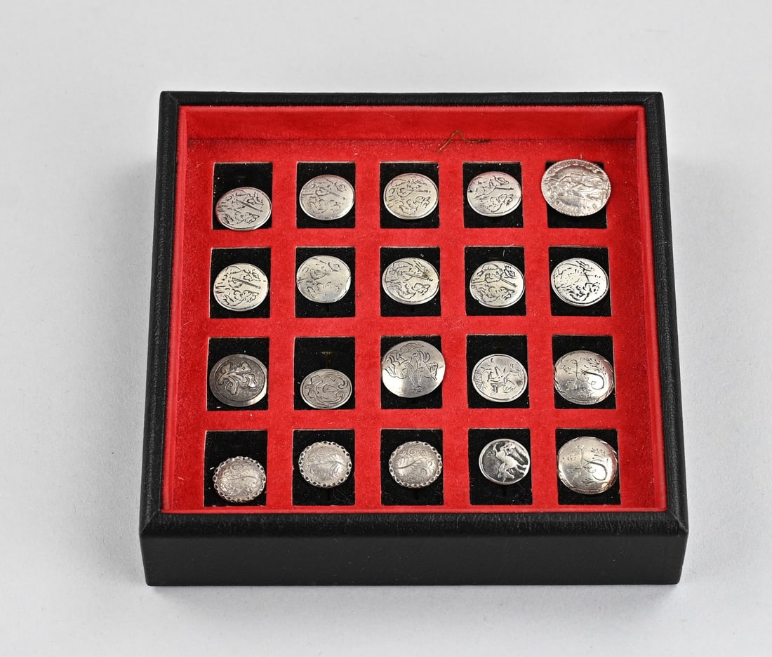 Lot of antique silver buttons: Lot of 20 silver buttons featuring engraving. One 18th-century button is made from a coin depicting a figure with the text: II L VHEID T> VRYHEIDT. ø 16.5-24 mm. Partially antique.