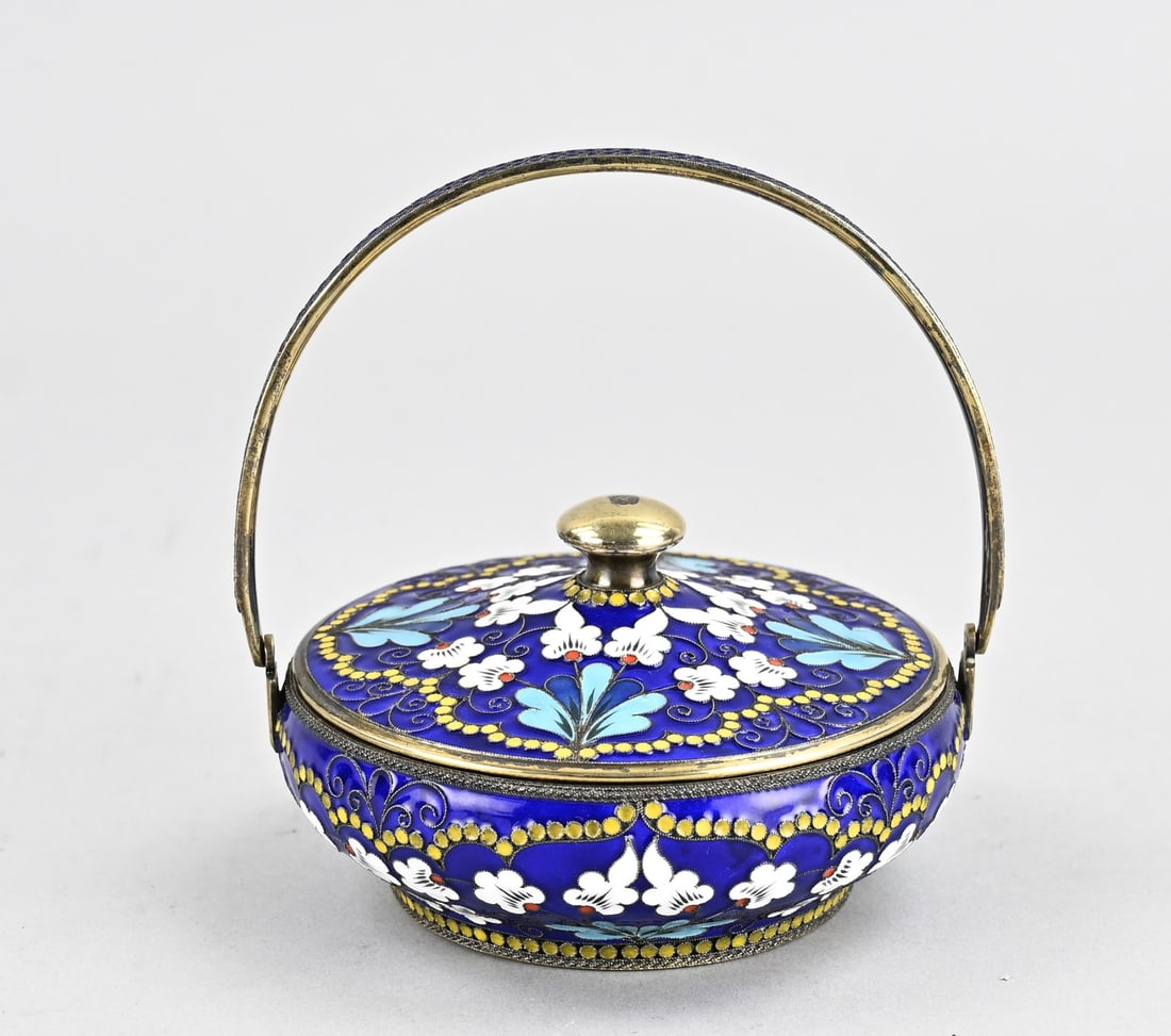 Silver sugar bowl, Russian: Beautiful gilded Russian silver sugar bowl, 916/000, richly decorated with floral enamel work. The bowl is fitted with a lid and handle. ø11x13cm. (1958-1994). Bears a French import mark. Approx.