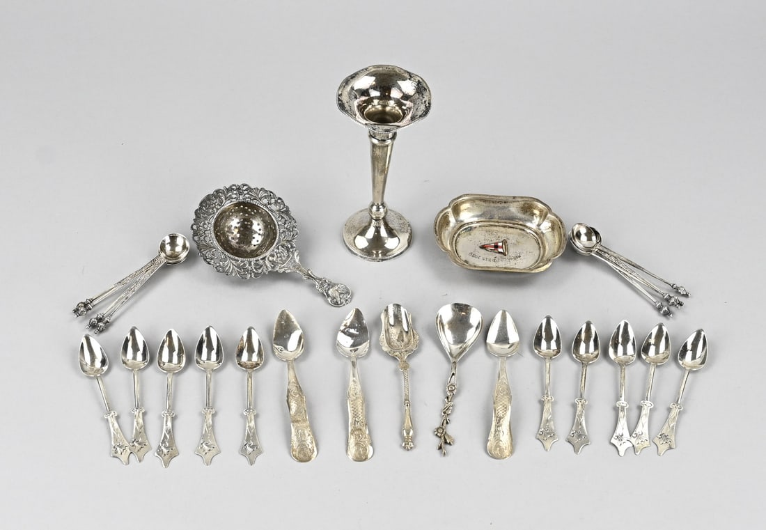 Silver lot: Lot of silver with various small spoons, a tea strainer, a small bowl, and a small vase with a filled base. Weight without vase: 283 grams. 835/000. In good condition.