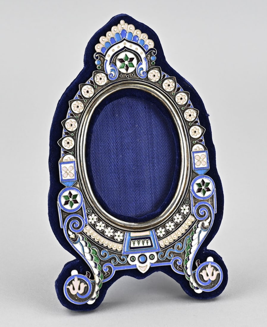 Silver photo frame with enamel: Silver photo frame, 84 zolotniks, contoured model decorated with enamel. 19.6x21cm. Fitted with a blue velvet backing. Gross weight: approx. 298 grams. In very good condition.