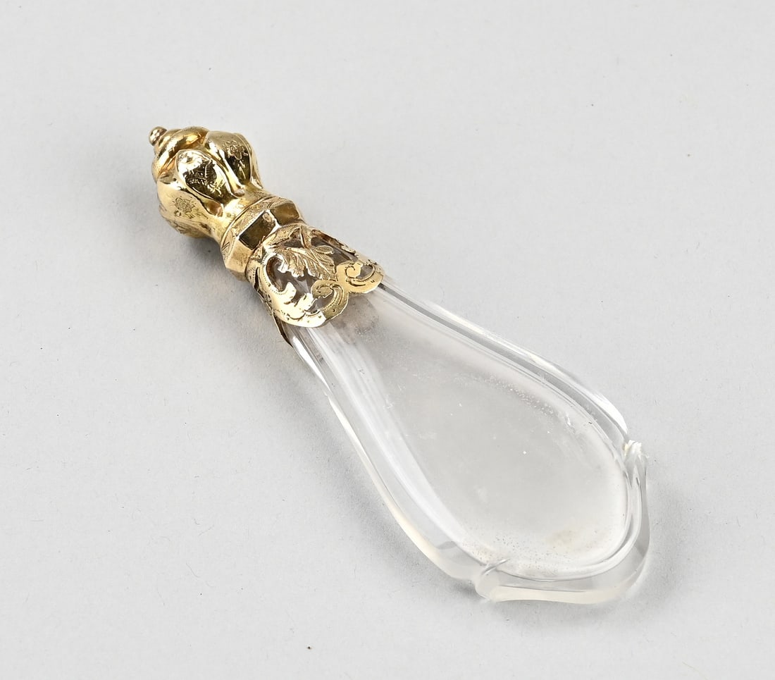 Fragrance bottle with gold collar and cap: Exceptional crystal perfume bottle, horizontal model, with a yellow gold openwork collar and flower-shaped cap, 585/000, somewhat worn. 11x3.5cm. In good condition.