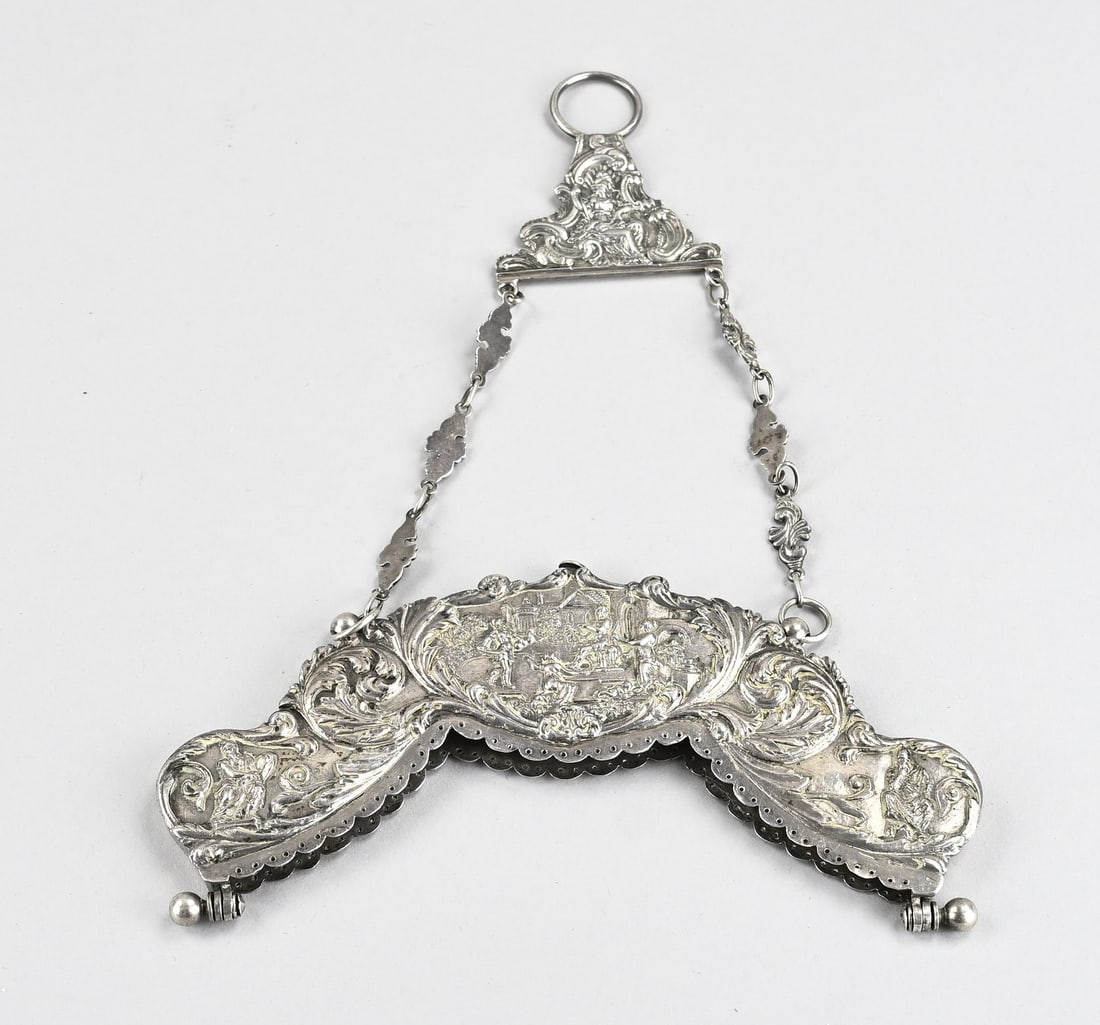 Silver purse frame with chain: Silver purse frame with chain, 835/000, large contoured model decorated with figures between acanthus leaves. With chain and element with figures and a loop. Approx. 225 grams. 18 cm. In good