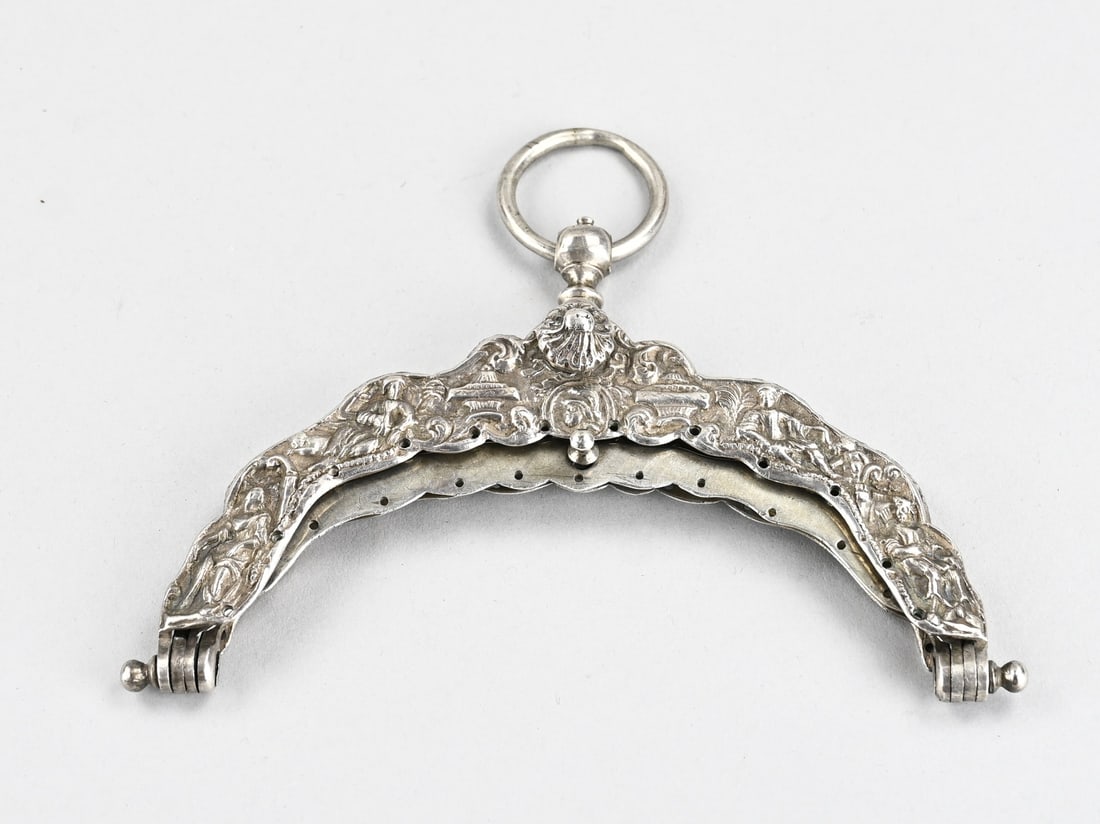 Antique silver purse clasp: Antique silver purse frame, contoured model with figures and floral decoration. With inner frame and a flower-shaped knob. Maker: presumably Dirk Hoep, Hoorn. 1768-1811. With loop. Approx. 233 grams.
