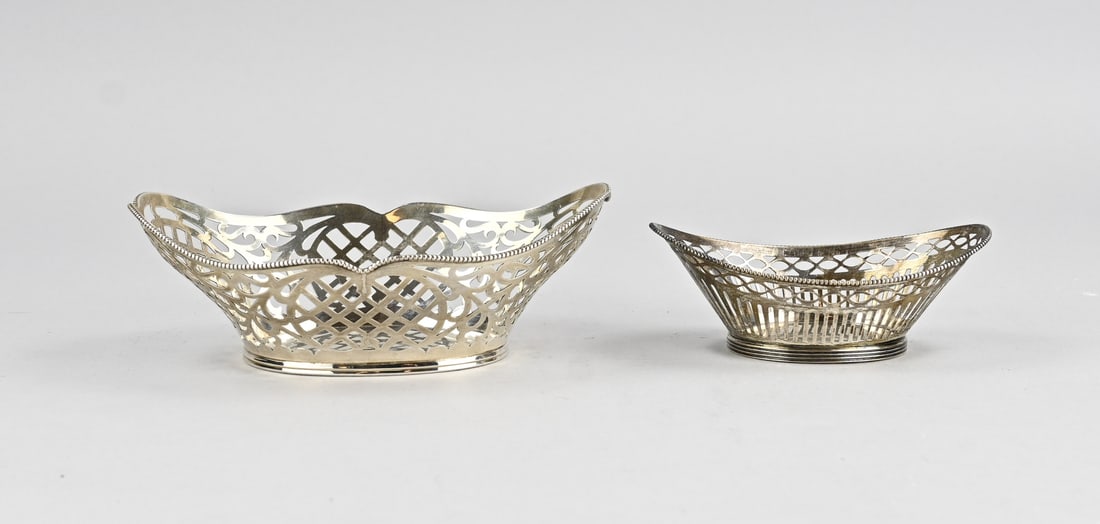 2 Silver bonbon baskets: Two silver bonbon baskets, 835/000, a small boat-shaped model with sawed bars and oval decoration. Mounted on an oval ring with filigree rim work. And a pearl basket. 12x7.5x4.5cm. MT.: J.Krins, Schoo