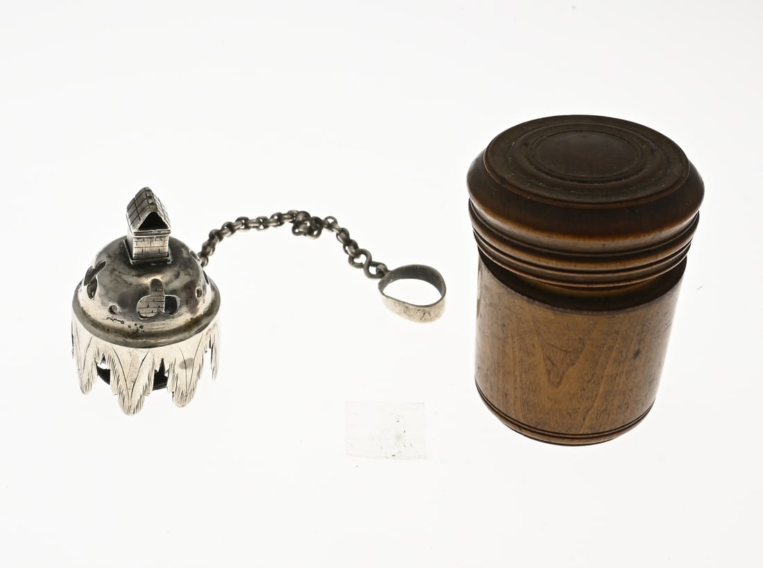 Antique pipe stopper: Exceptional round silver pipe stopper with engraving and a plunger with a chimney. Fitted with a silver chain and ring. ø 22 mm. In a small wooden box. Approx. 10.2 grams. In good condition.