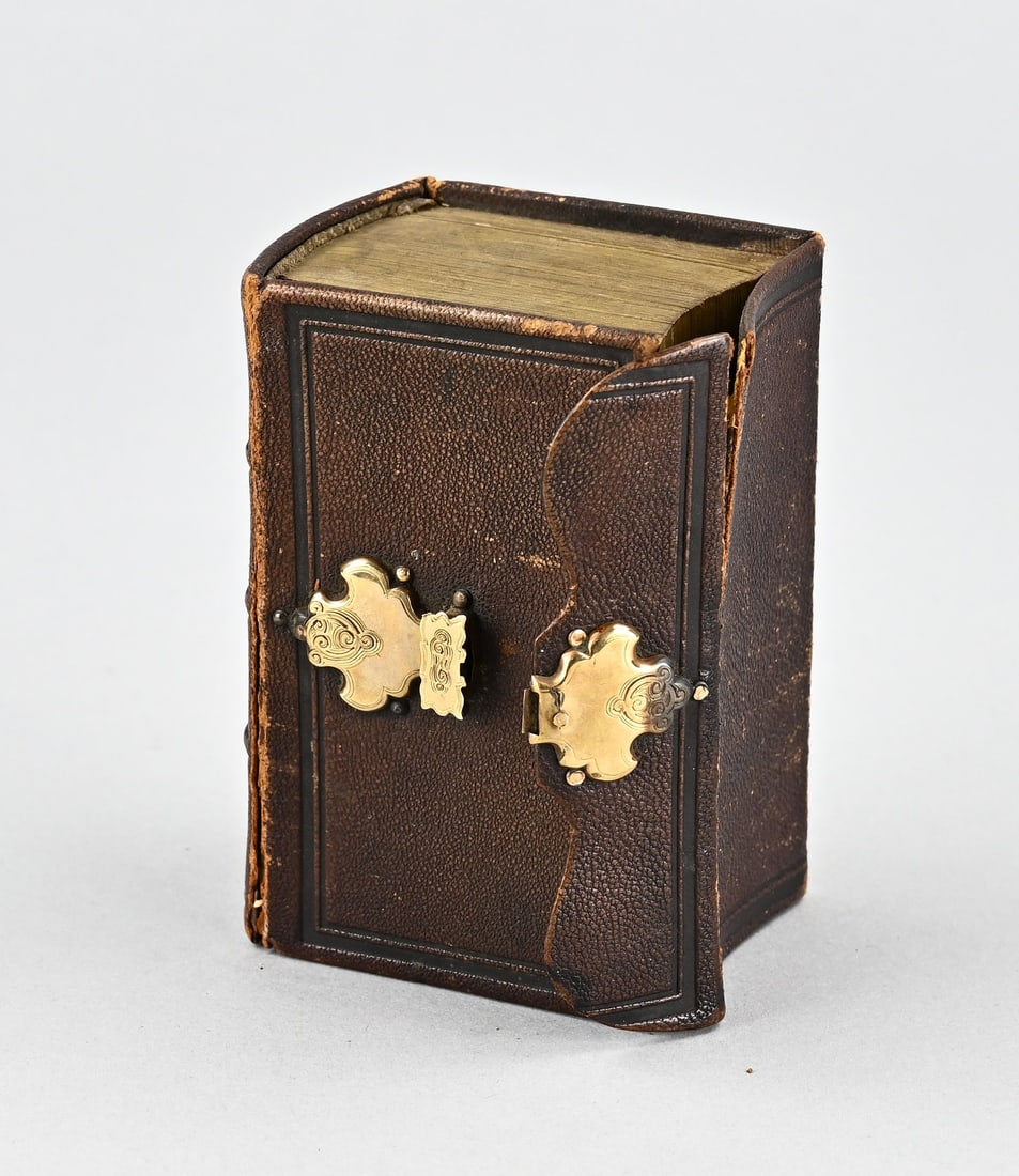 Bible with a golden lock: Bible with yellow gold clasp, 585/000. Small Bible, the New Testament, with a brown leather cover, glued, and a yellow gold contoured clasp with engraving. Envelope missing. 10x7x5cm. In reasonably