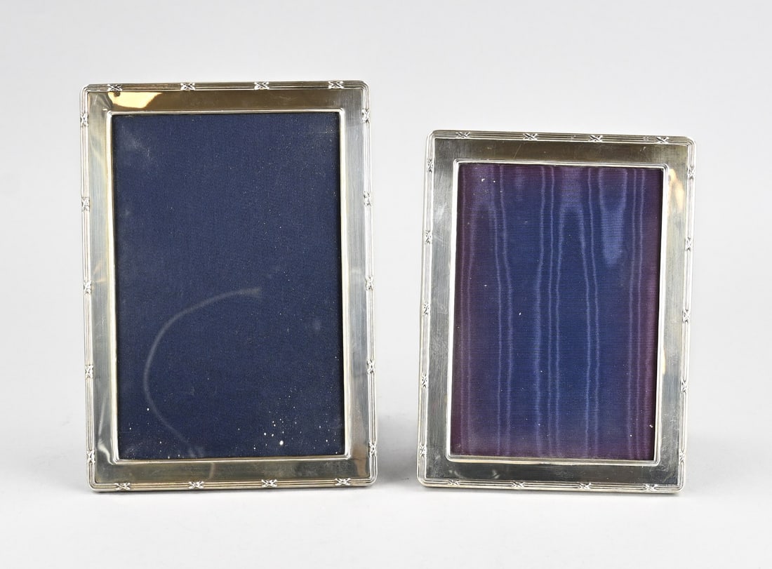 2 Silver photo frames: Lot of 2 silver photo frames, 925/000, featuring a border with filet work and crosses. MT.: GK&CK, London, dated: e.g. Q:1990. 11.5x15.5cm and 12.5x17.5cm. With velvet wooden backs. Gross weight: 387 