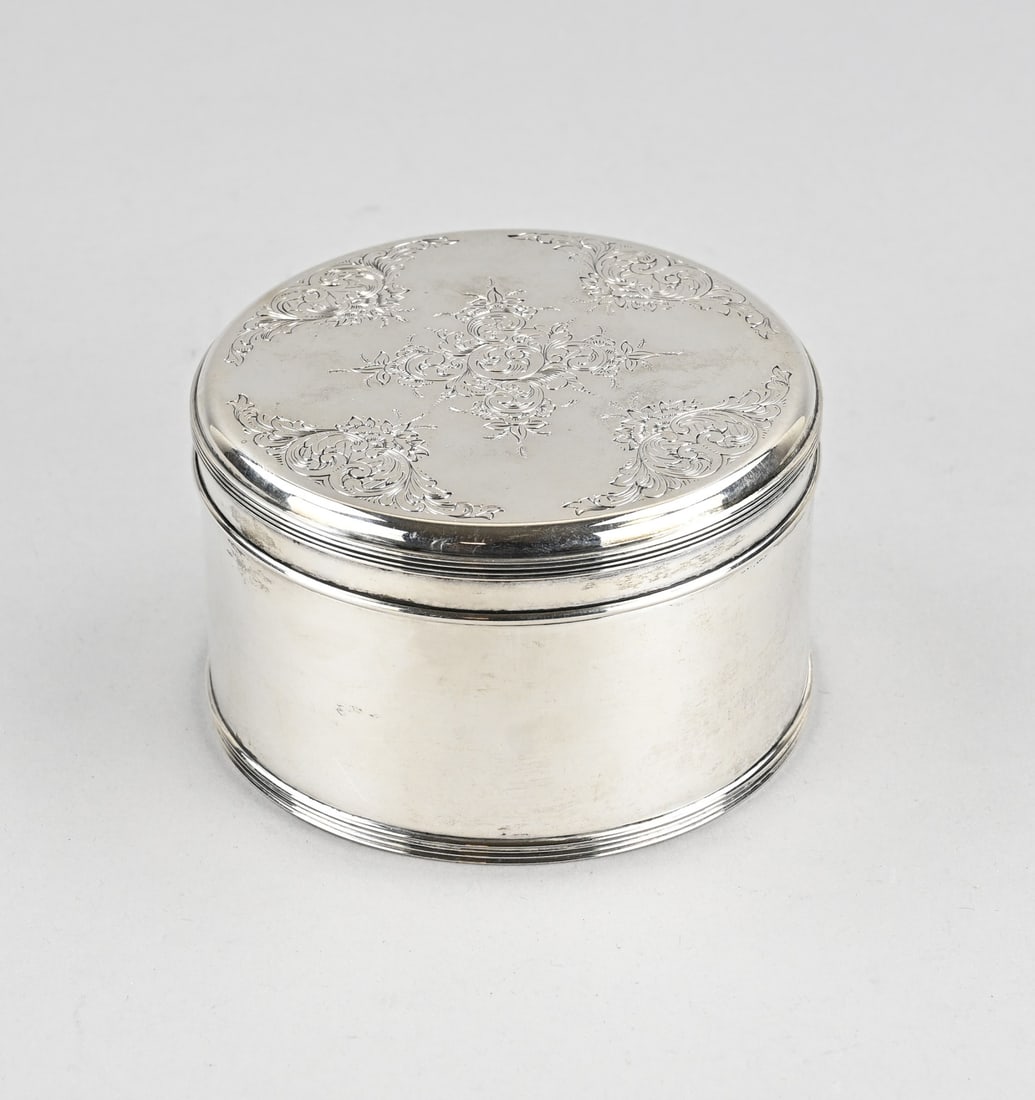 Silver cookie tin: Silver biscuit tin, 835/000, round model with hinged lid featuring floral engraving. With filigree edges. ø 12x7.5cm. Maker: A.Presburg & Zoon, Haarlem. Year: 1961. Approx. 350 grams. With engraving