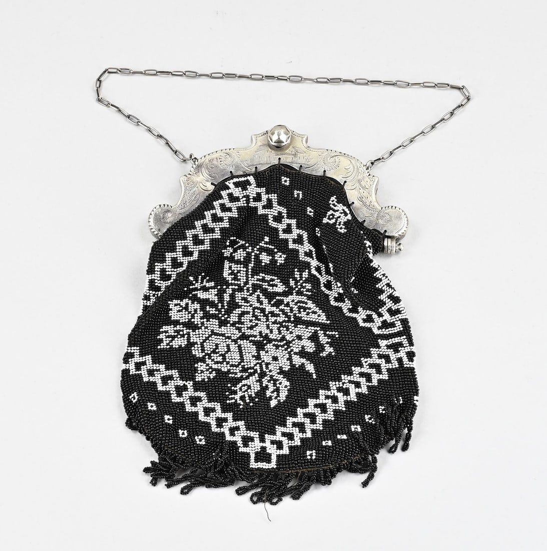 Antique silver purse frame with purse: Antique silver purse frame, contoured model with engraving and a depiction of a building. With chain. Small hallmark Leiden 1780. MT.: presumably C. La Motte. Attached to a beaded purse. 17 cm. Gross