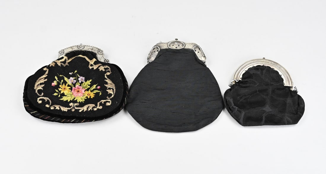 3 Silver purse frames with bag: Three silver purse frames with bags, 833/000. Semi-circular frame with banding and inner frame. Contoured frame with engraving and soldered rosettes and an inner frame. Fitted with an embroidered