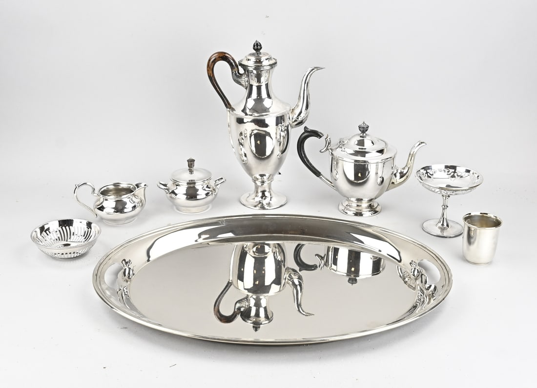 English plated dinnerware: Extensive English plated dinner service on a tablet. 20th century. Dimensions: 10 x 60 cm. In good condition.