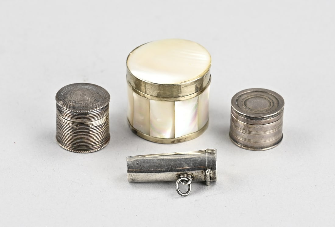 4 Small boxes containing mother-of-pearl, among other things: Four small boxes with 2 small round coin boxes with line decoration, 833/000, a box with a silver cigarette holder, 925/000, a mother-of-pearl box with rim of silver-containing alloy.