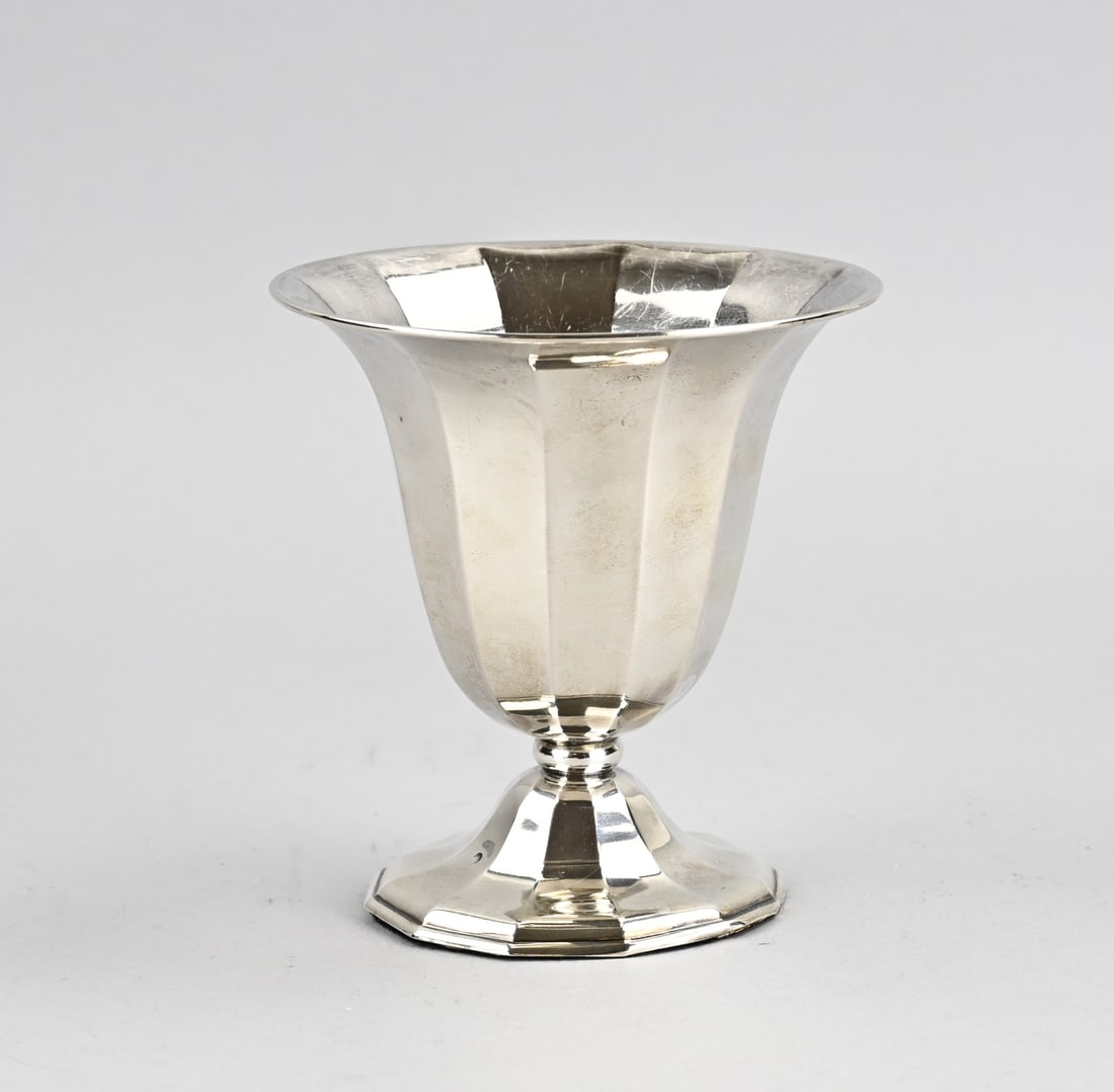 Silver vase: Silver vase/goblet, 833/000, twelve-sided model with turned-over rim. MT.: Koninklijke Begeer, Voorschoten, dated: 1929. ø 11x12cm. Gross weight: approx. 192 grams. With filled base. Slightly