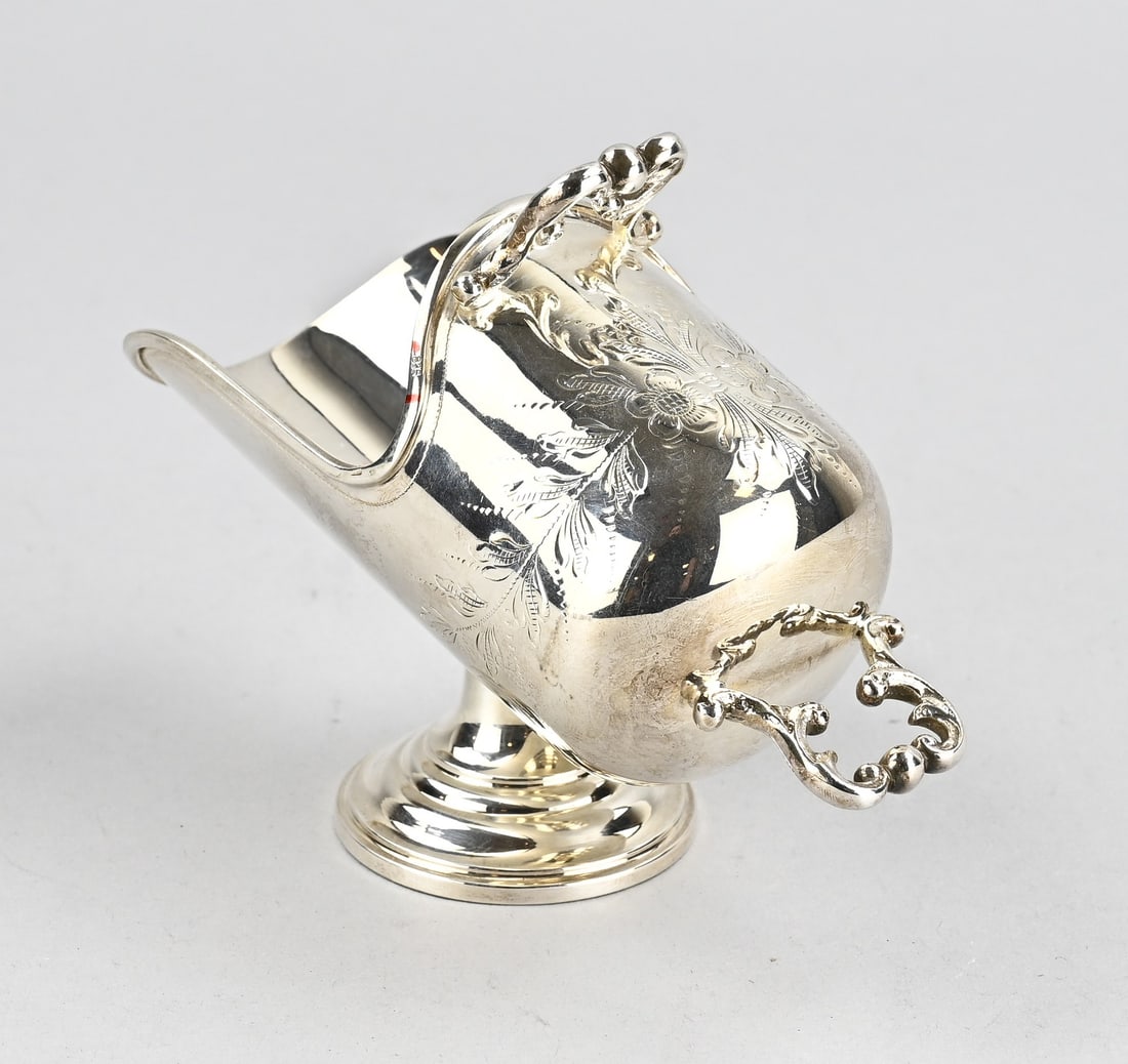 Silver sugar bowl, coal bin: Silver sugar bowl, 835/000, in the shape of a coal bin decorated with engraving and placed on a round base. 15x7x12cm. Approx. 182 grams. In very good condition.