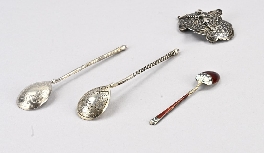 4 Pieces silver (miscellaneous): Lot with 3 silver spoons and a buckle, 84 zolotniks. Contoured buckle with detailing and a dagger clasp. Decorated with niello. And 2 spoons with a partially twisted handle and engraving on the back