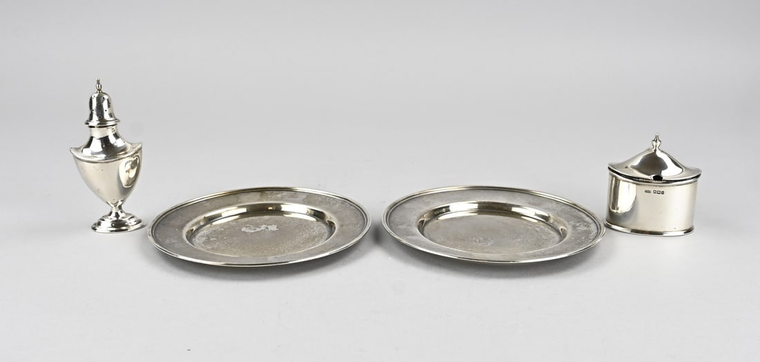 Silver lot: Lot of 4 pieces of silver, 925/000, with 2 plates with a filigree rim, ø 15cm., a boat-shaped salt shaker on an oval base, 11 cm. And a matching mustard pot, smooth oval model with hinged lid. Both
