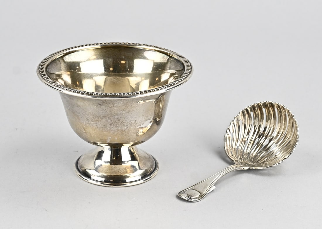 Silver cream bowl with sprig: Silver cream bowl with whisk, a round cream bowl on a round base with a scalloped rim, 925/000. ø11.5x8cm. With a whisk featuring a shell-shaped bowl. 800/000. 12 cm. Total approx. 102 grams. In