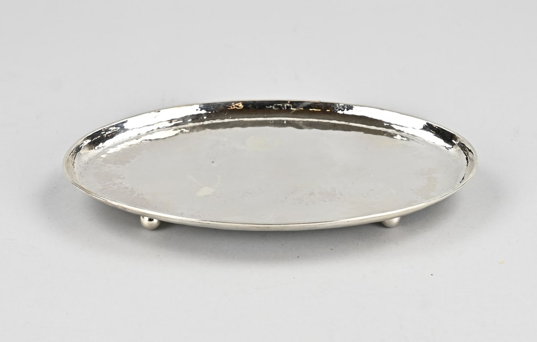 Oval silver bowl: Silver serving tray, 833/000, with hammered finish and mounted on 4 ball feet. MT.: H.Hooijkaas, Schoonhoven, 1933. 23x15x2cm. Approx. 159 grams. In good condition.