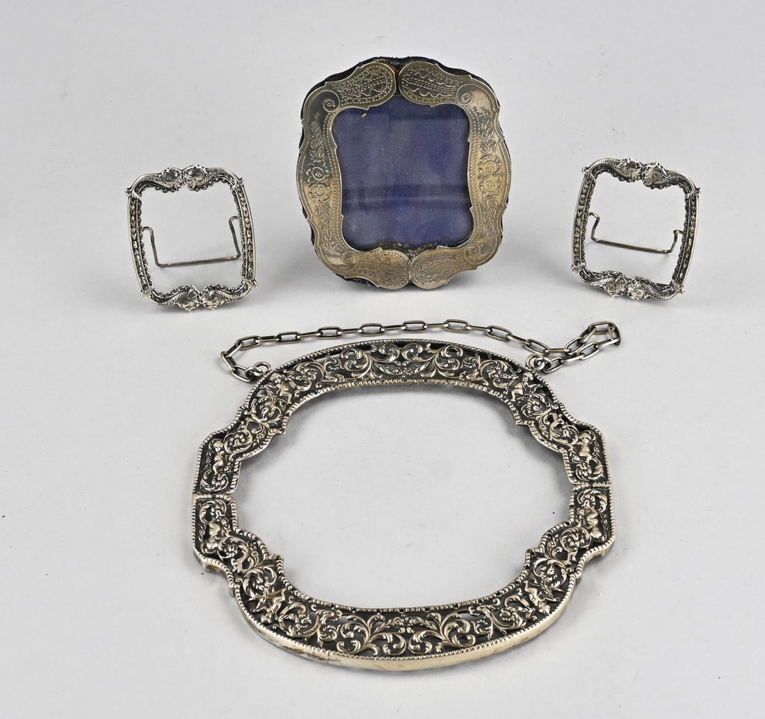 4 frames made from silver handbag frames: Four photo frames made from silver purse frames, 833/000, one hanging model. 16x16cm, 10x9cm, and 2x 6.5x5cm. Total approx. 170 grams, without frame, with velvet backing. In good condition.