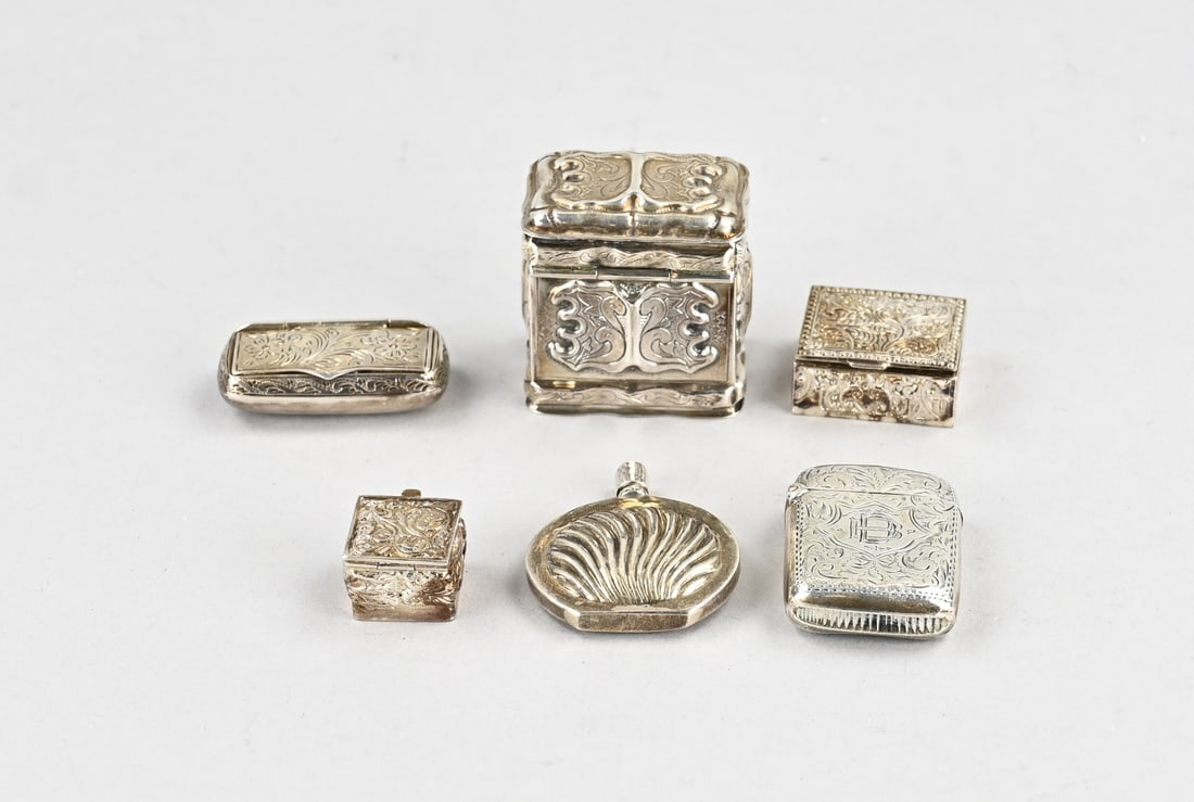 Lot of silver boxes, 6x: Lot of silver boxes, a horizontal flask with shell decoration, a vesta with engraving and monogram, a rectangular snuff box contoured with engraving, and 3 small boxes with engraving. Total approx. 10