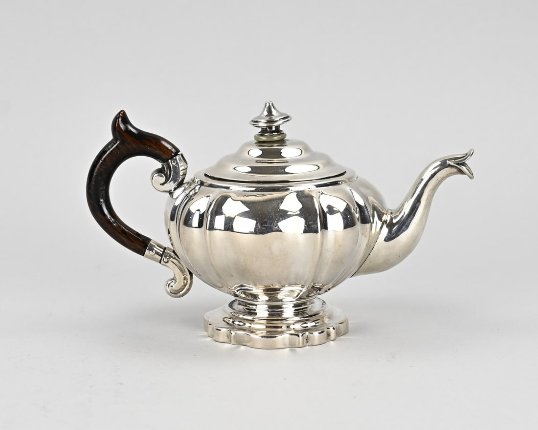 Silver teapot: Small silver teapot, 833/000, bulbous teapot with pleats, placed on a contoured base. Fitted with a wooden handle. MT.: JM van Kempen, Voorschoten, jl.:A:1860. approx. 170 grams. 17x10x10cm. A small