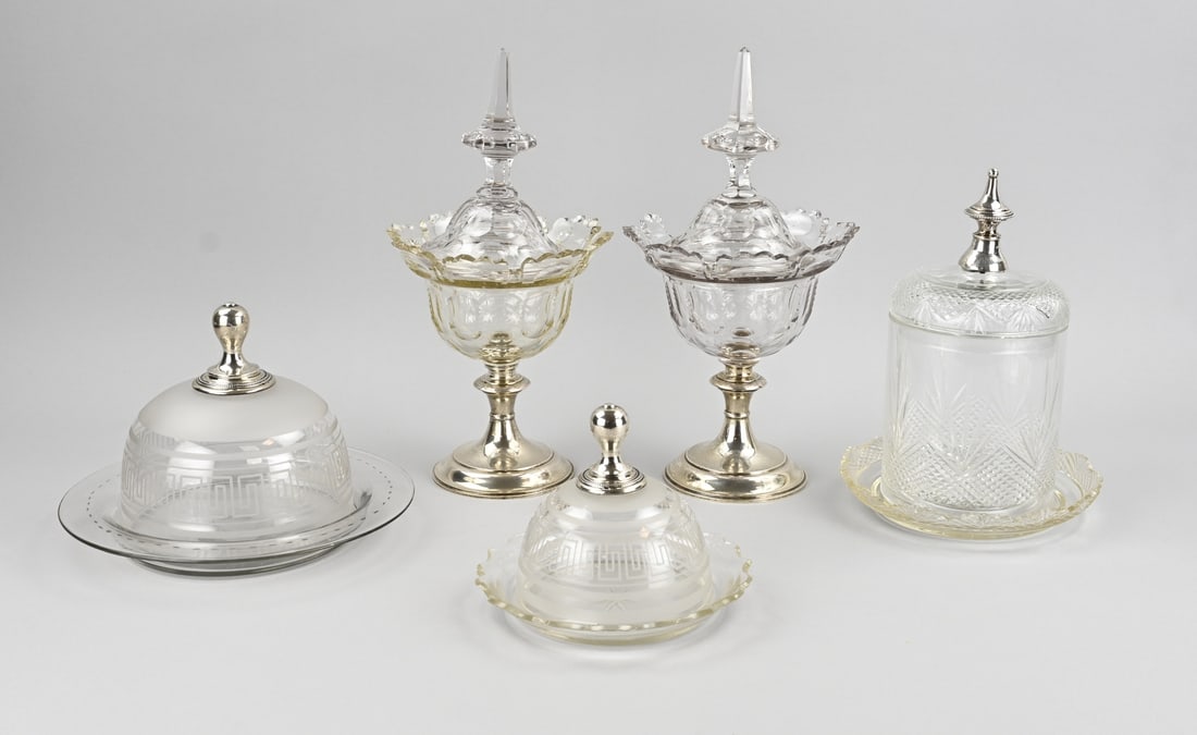 5 parts crystal with silver: Five pieces of crystal with silver, 833/000. 2 candy coupes on round silver bases, 1 coupe has a large chip, 33 cm. A biscuit jar with cut glass and underplate with lid and silver stopper. 26 cm. And