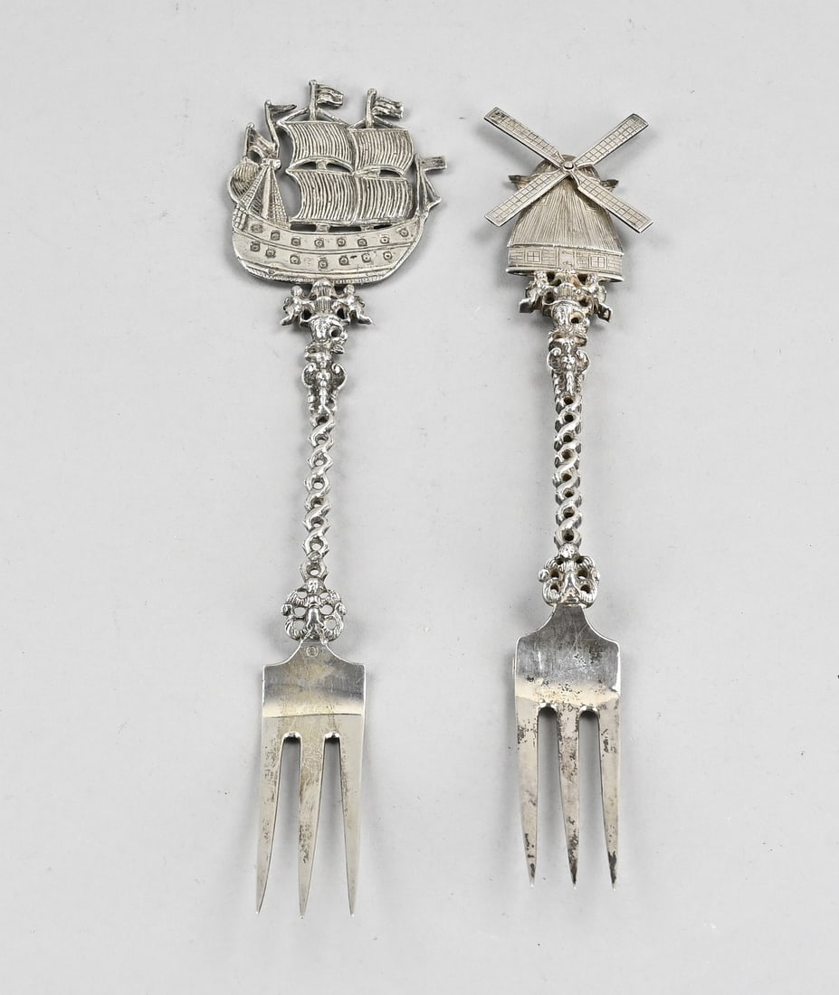 2 Silver decorative forks: Two large silver ornamental forks, 833/000, with a partially twisted handle and topped with a mill or a sailboat. 29-31 cm. Total approx. 288 grams. In good condition.