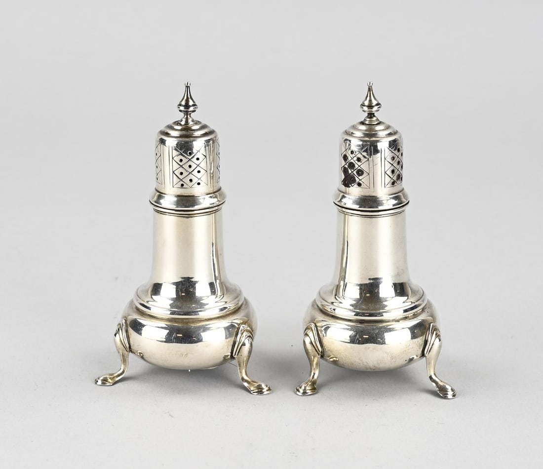 2 Silver shakers: Two silver shakers, 925/000, with a bulbous body and a cylindrical neck fitted with a cap with grid engraving and a knob. Mounted on 3 feet. .: FRANK M. Whiting & Company, North Attleboro, USA.