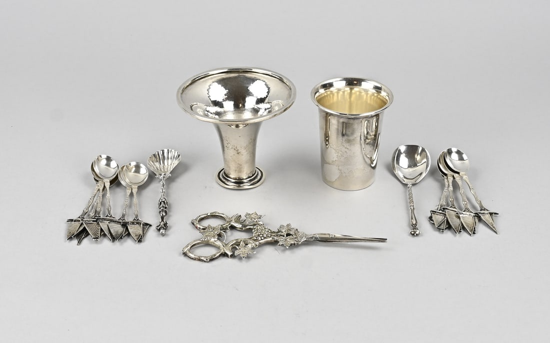 Lot of various silver: Lot of miscellaneous silver with a commemorative cup, 925/000, with turned-over rim and filled with 10 spoons with a sailing ship, a small spoon with a flower and 2 sugar spoons, 835/000, a pair of