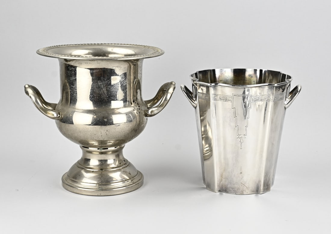 2x Plated wine cooler: Two plated wine coolers. 1x Art Nouveau, circa 1910. 1x Crater vase shape, second half of the 20th century. Dimensions: 20 x 26 cm. In good condition.