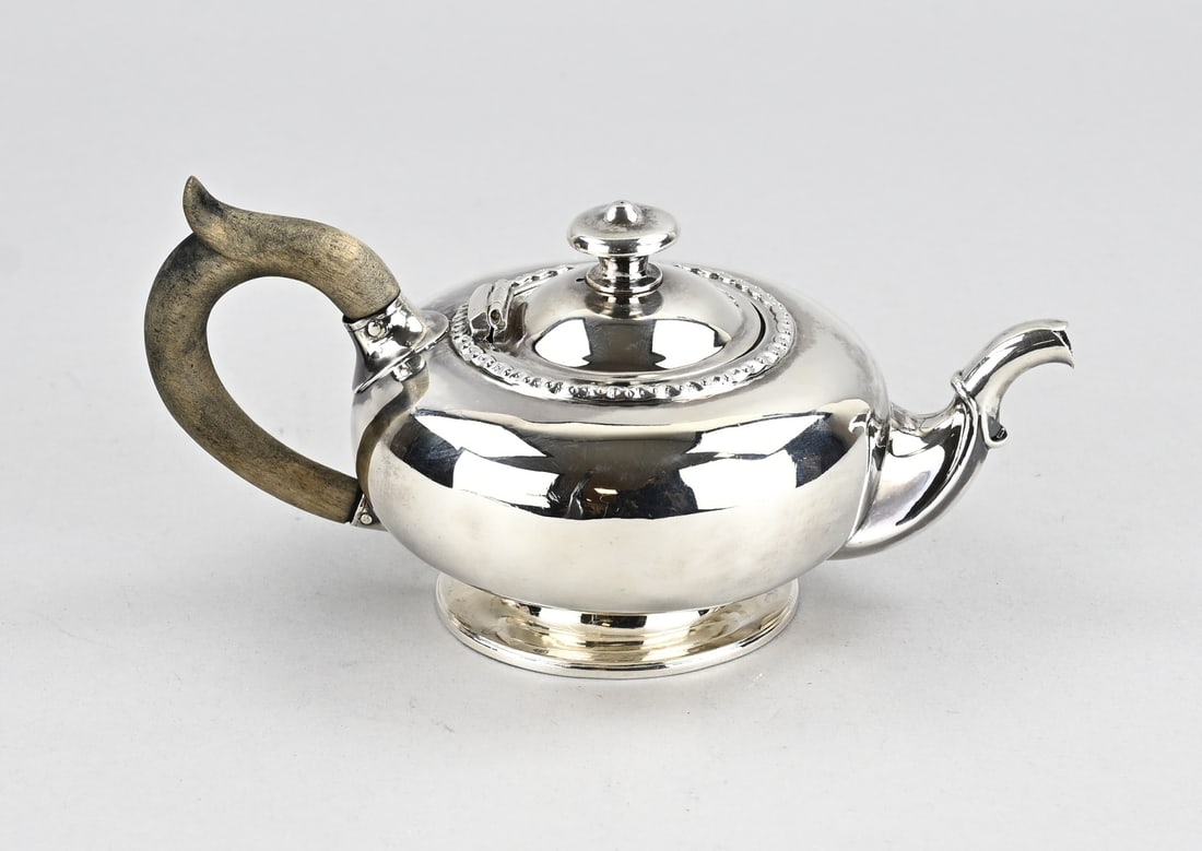 Silver jug: Small silver jug, 934/000, smooth bulbous model on a round base with a hinged lid and a wooden handle. The jug has a scalloped rim with decoration. 19x11x9cm. Approx. 305 grams. MT.: DJ de Haas,