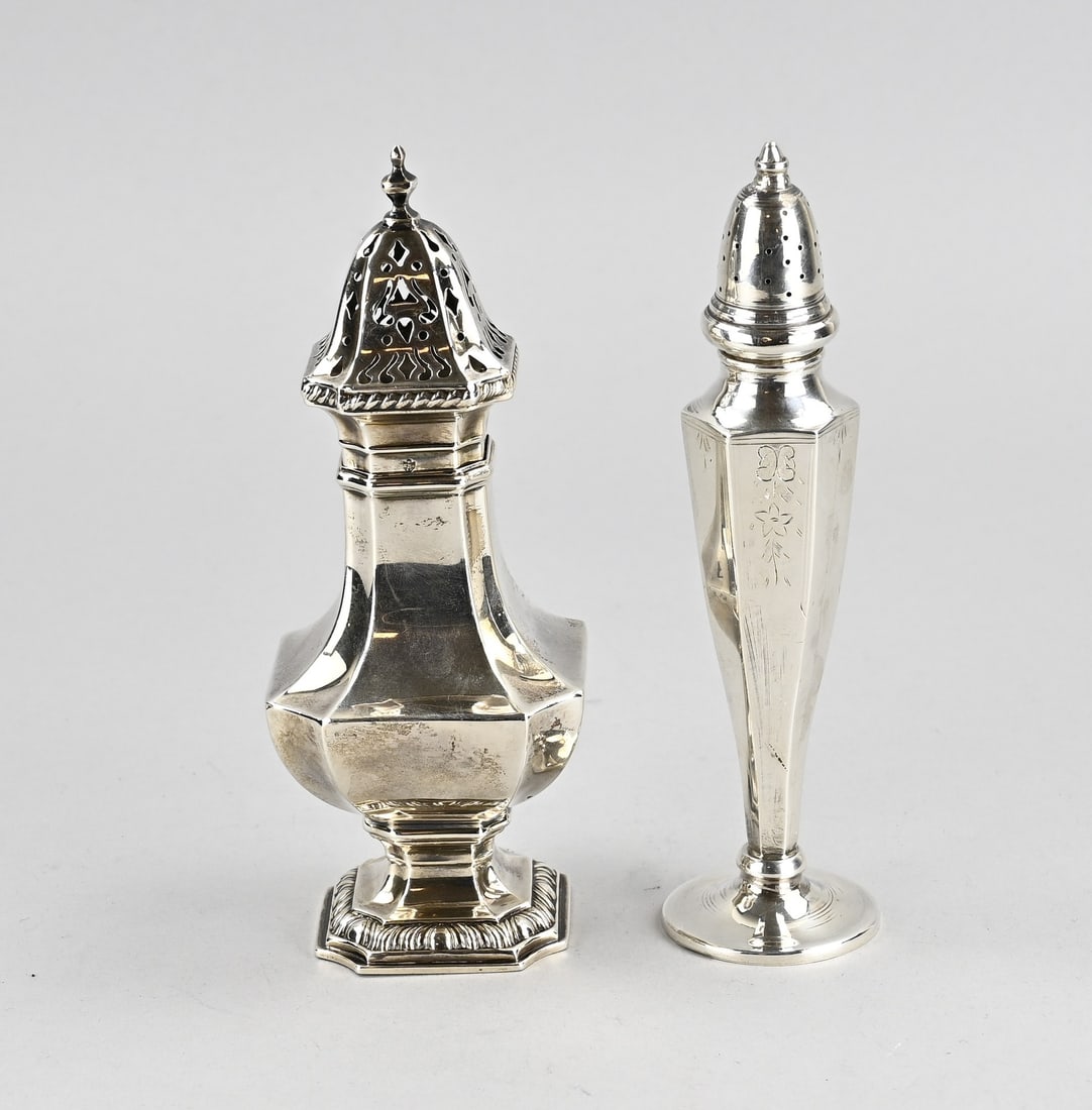 2 Silver shakers: Two silver sugar shakers. One sugar shaker on a square base, 925/000, with a scalloped rim and a sawed cap. 925/000. MT.: Unclear, Birmingham, dated: 1915. 6.5x6.5x17cm. And a hexagonal sugar shaker o