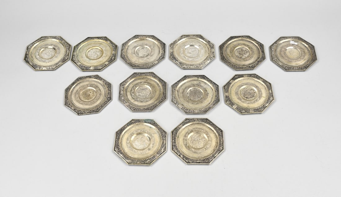 12x Chinese coaster (bwg): Twelve Chinese coasters made of a silver-containing alloy. Octagonal model with an openwork rim and an engraved design in the center. 12x12cm. Total approx. 489 grams. In good condition.