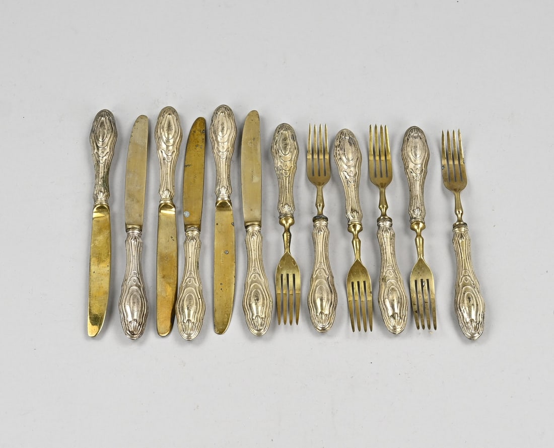 Fruit cutlery: Six-person fruit cutlery set with silver handles, 800/000. Six small forks with yellow metal tines and 6 knives with yellow metal blades. Fitted with silver contoured handles. Italy. Gross weight appr