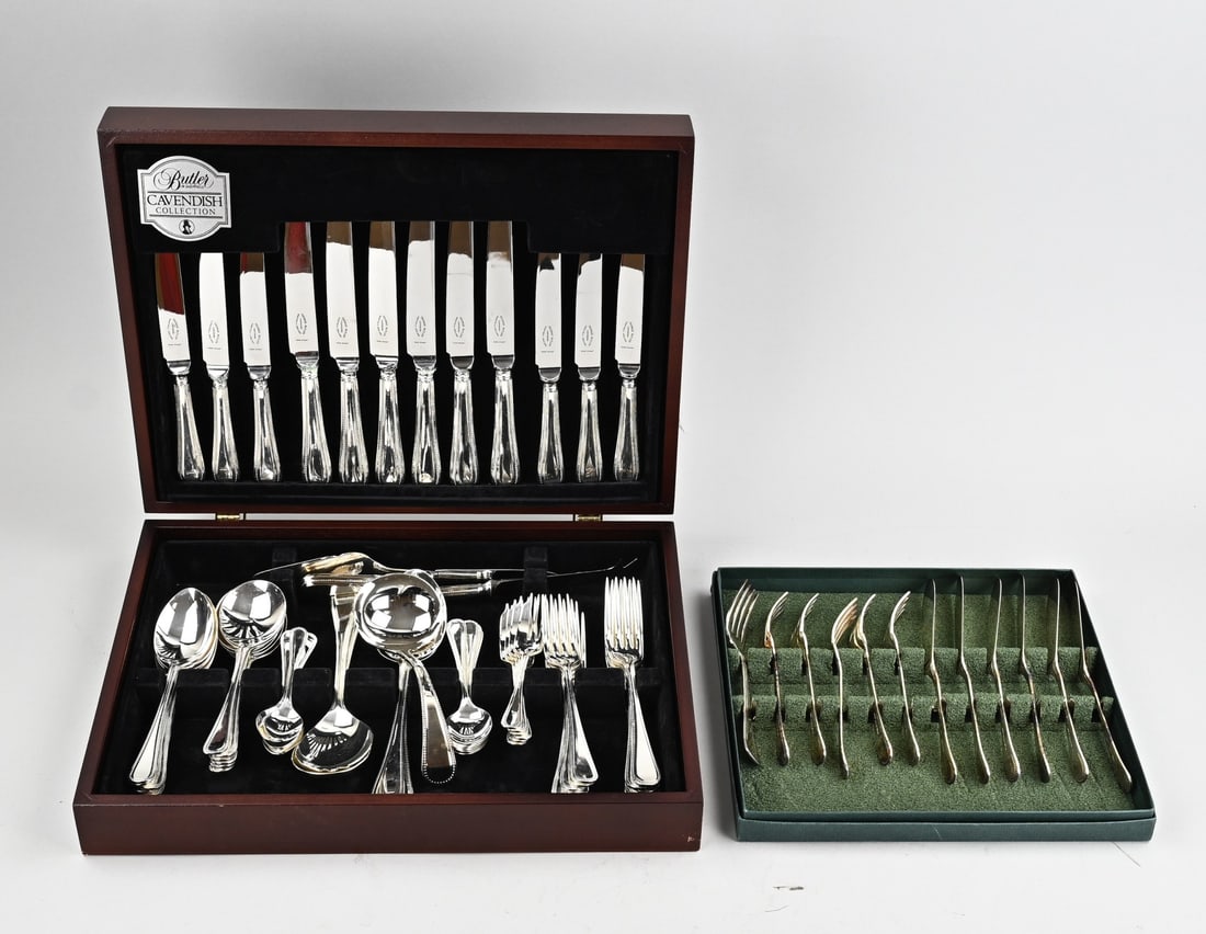 Cassette with plated cutlery and fish cutlery: Cassette containing a 6-person plated cutlery set decorated with a pearl rim. With 6 table forks, knives, and spoons. 6 dessert forks, knives, and spoons. A 6-person fish cutlery set. 6 coffee