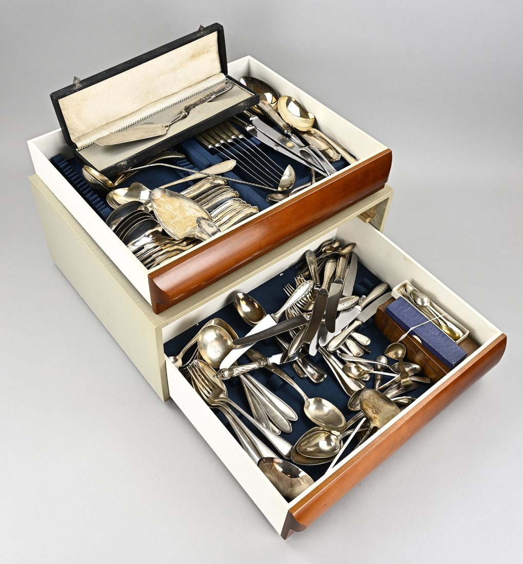 Plated cutlery cassette Gero and remaining cutlery: Large lot of plated cutlery including a 6-person Gero 90 model 517 cutlery set, with knives. Also various place settings, cake forks, morello cherry spoons, knives, and small spoons. Total weight with