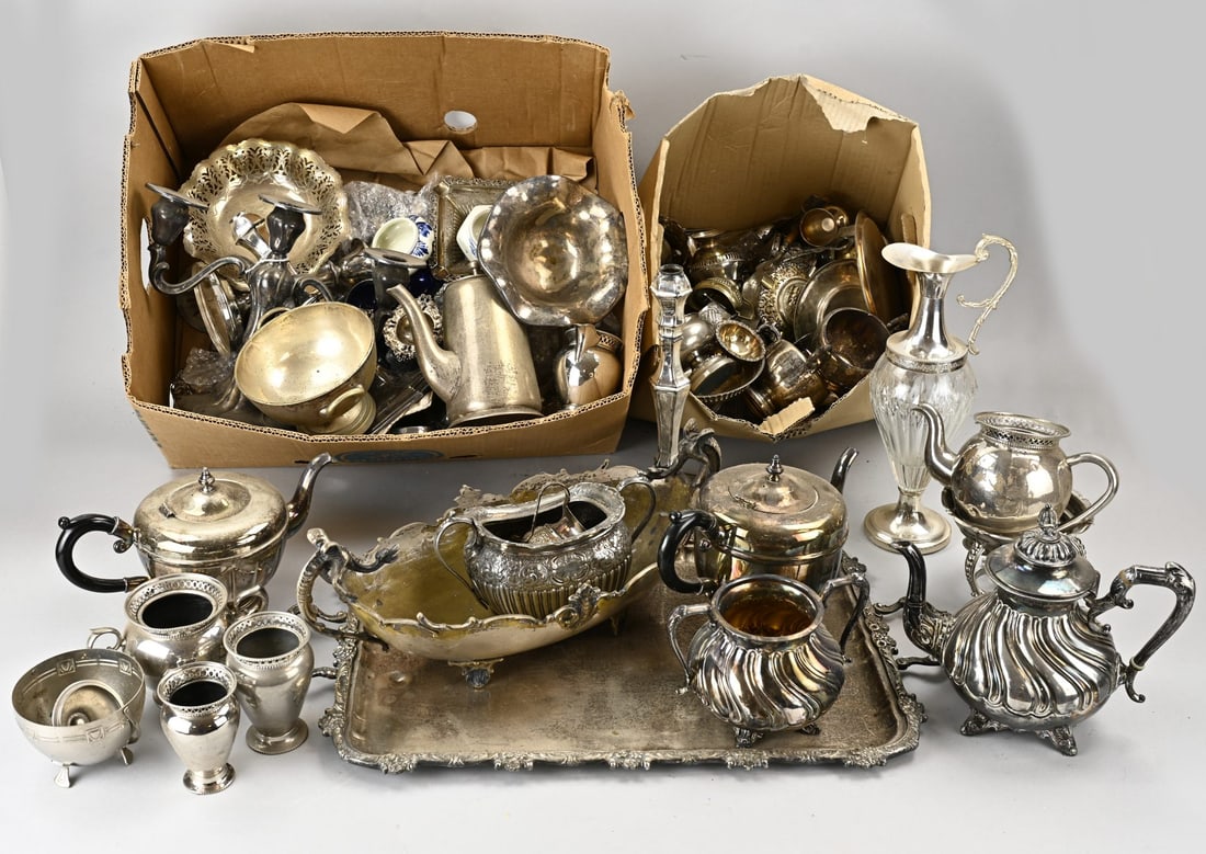 Large plated lot (approx. 15 kilos): Very large lot of various old/antique plated items. 20th century. Weighed approximately 16 kilos excluding nickel. Dimensions: 15 x 55 cm. In fair/good condition.