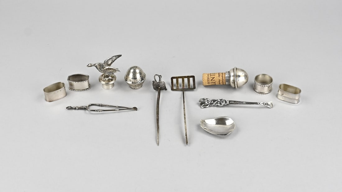 Lot of various silver: Lot of miscellaneous silver, 4 thimble rings, sardine spoon, letter opener in the shape of a sword, 2 corks with silver, a bottle stopper with a goose, a broken spoon, and a small pair of pliers.