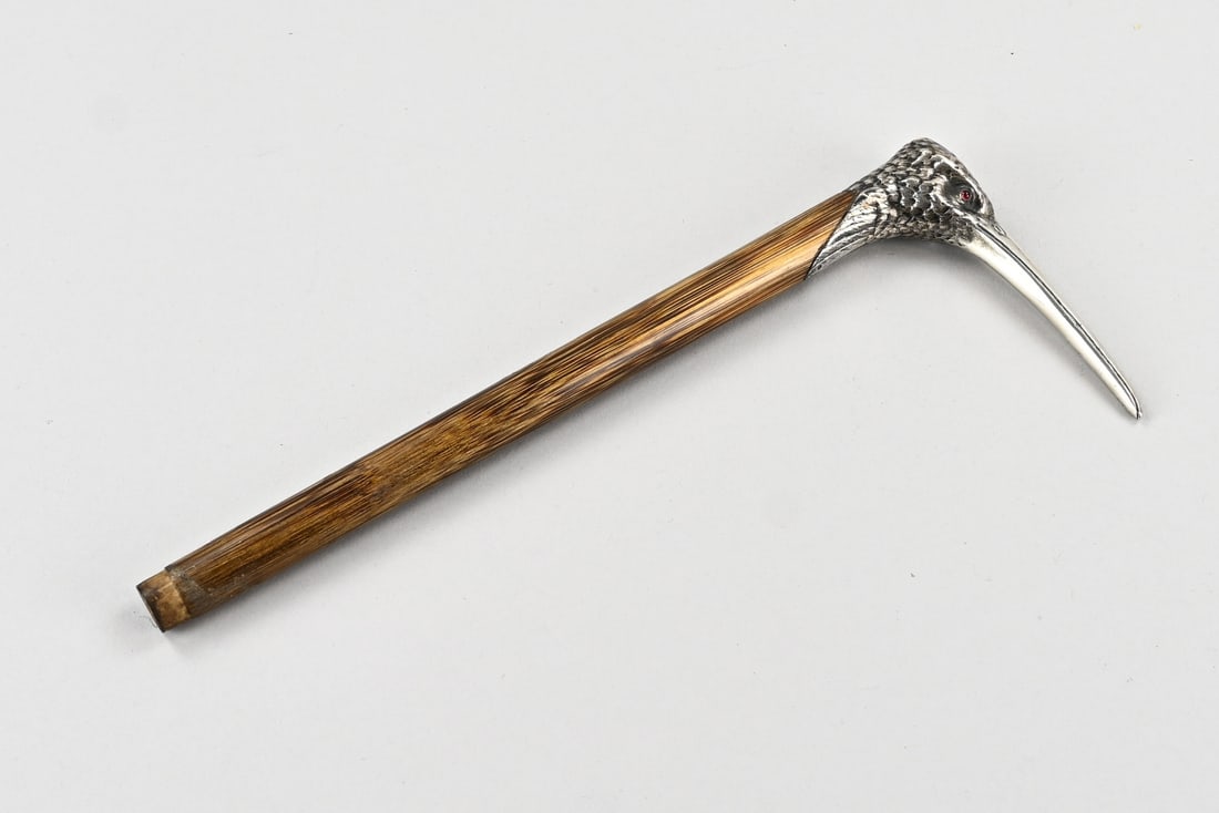 Silver handle: Beautiful silver handle, 800/000, in the shape of a snipe with red stones in the eyes. Mounted on a wooden holder. German. 11x25cm. Gross weight approx. 78 grams. In good condition.
