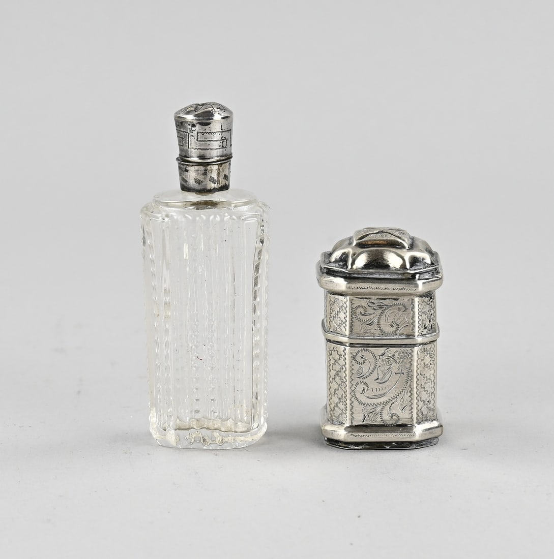 2 Loderein with silver: Two pieces with silver, a square contoured snuff box with engraving, MT.: CHCammans Leeuwarden, 1879. And a crystal perfume flask with cut work and a silver collar and neck with meander engraving.