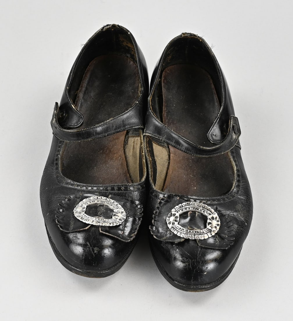 Pair of women's shoes with silver buckles: Pair of ladies' shoes, traditional costume with silver buckle. 833/000. Small oval models with rosettes. In good condition.