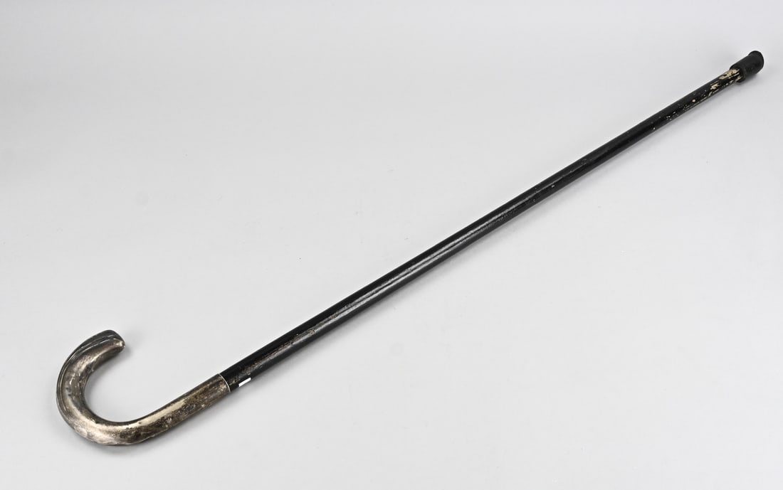 Walking stick with silverwork: Walking stick with silver round curved handle, 835/000. MT.: Lutz & Weiss, Pforzheim. 92 cm. Circa 1930. Various small dents. In reasonably good condition.