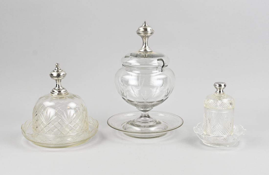 Crystal with silver 3x: Lot of crystal with silver, 833/000, with a cut-cut marmalade pot, a cheese dome, and a bowl pot. All fitted with a silver knob. In good condition.