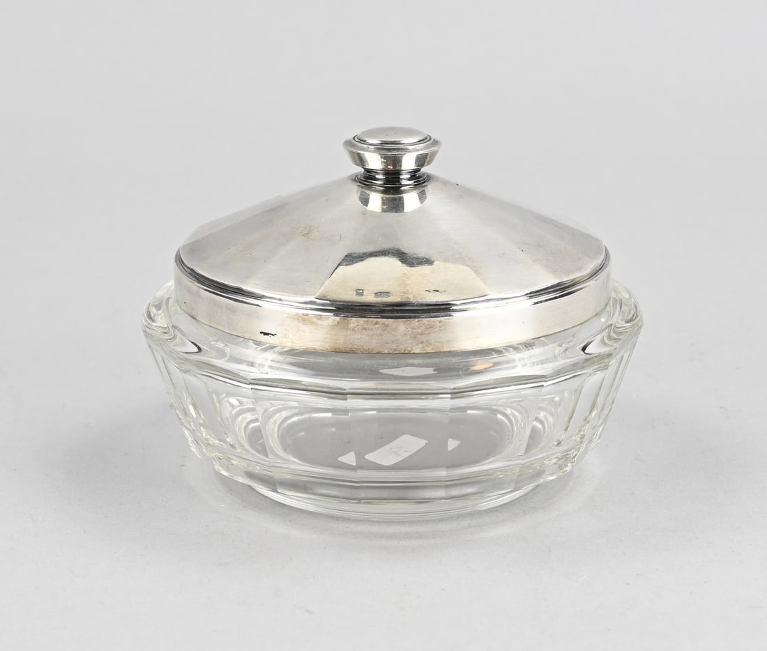 Crystal box with silver lid: Round contoured crystal dish with a silver lid, 800/000. Belgium, 1942-1990. Weight of silver lid approx. 112 grams. ø12x7.5cm. In good condition.