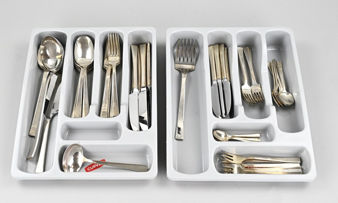 Christofle cutlery (plated): Christofle cutlery, silver plated, Concorde model, 6-person set, with tablespoons, forks and knives, dessert spoons, forks and knives. 6 coffee spoons, cake forks and 4 teaspoons. A sauce ladle, soup 
